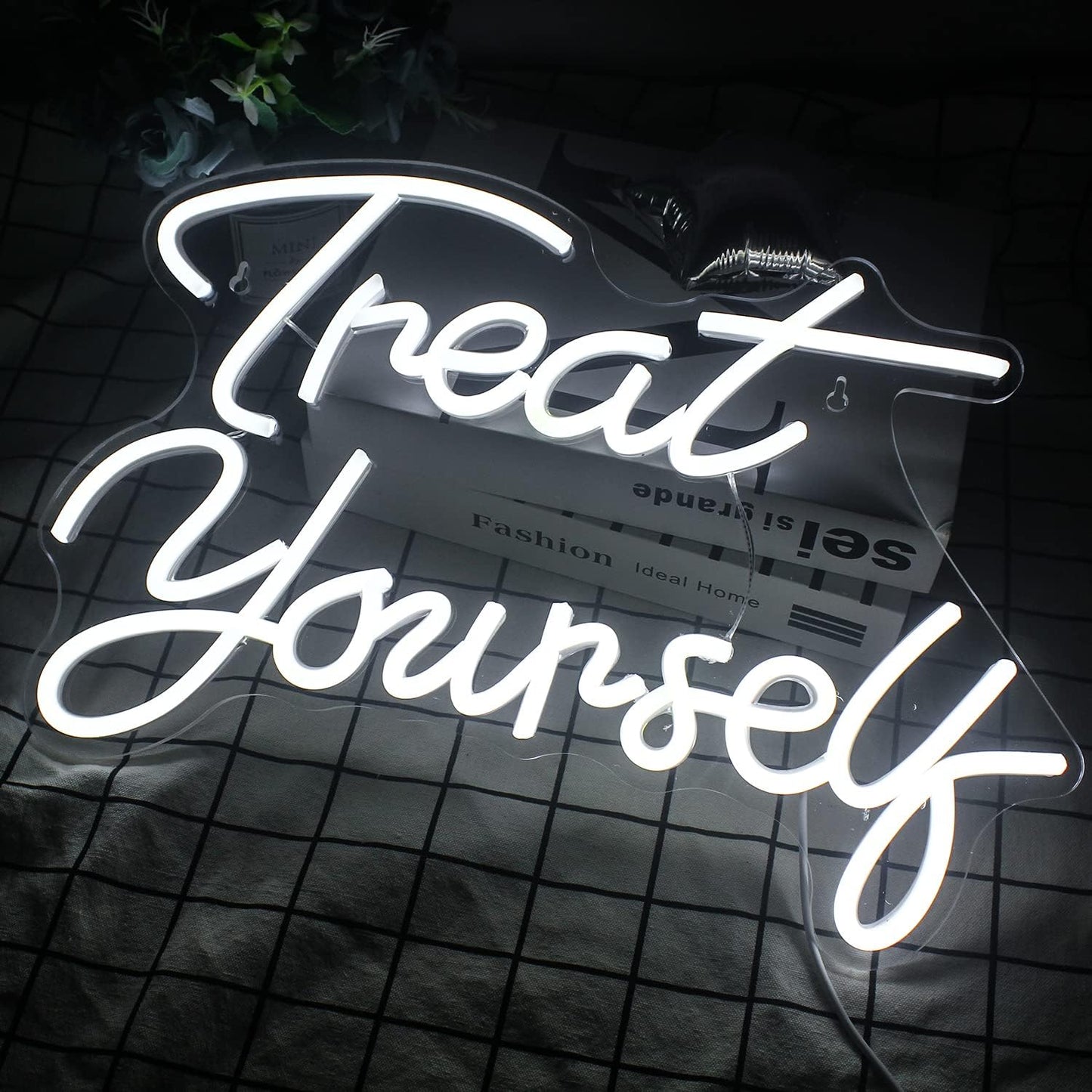 Treat Yourself" Neon Sign – LED Wall Light for Self-Care, Bedroom & Beauty Spaces - Deen neon