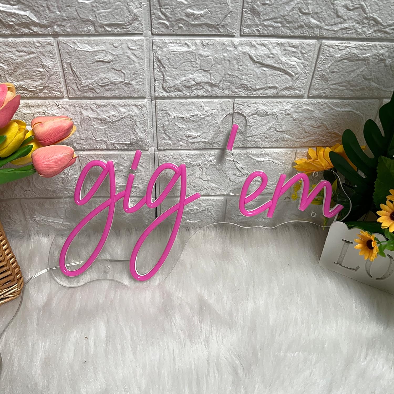 Gig 'Em Neon Sign - Pink LED Wall Light for Game Rooms, Dorms & Party Decor - Deen neon
