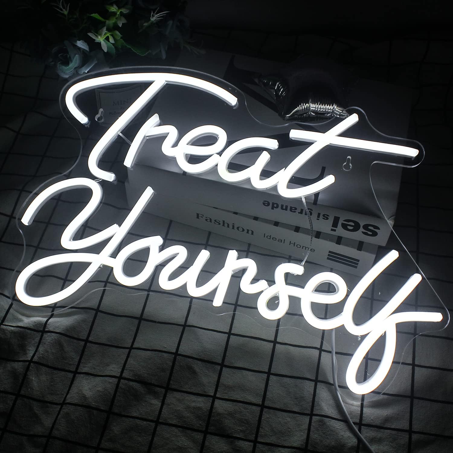 Treat Yourself" Neon Sign – LED Wall Light for Self-Care, Bedroom & Beauty Spaces - Deen neon